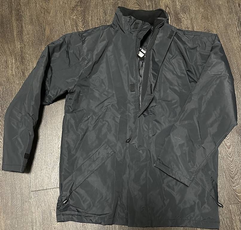 Jacken: Neu: Schwarze Übergangsjacke Gr. L – Gebraucht aus Oberhasli von alexandrawuerzburger