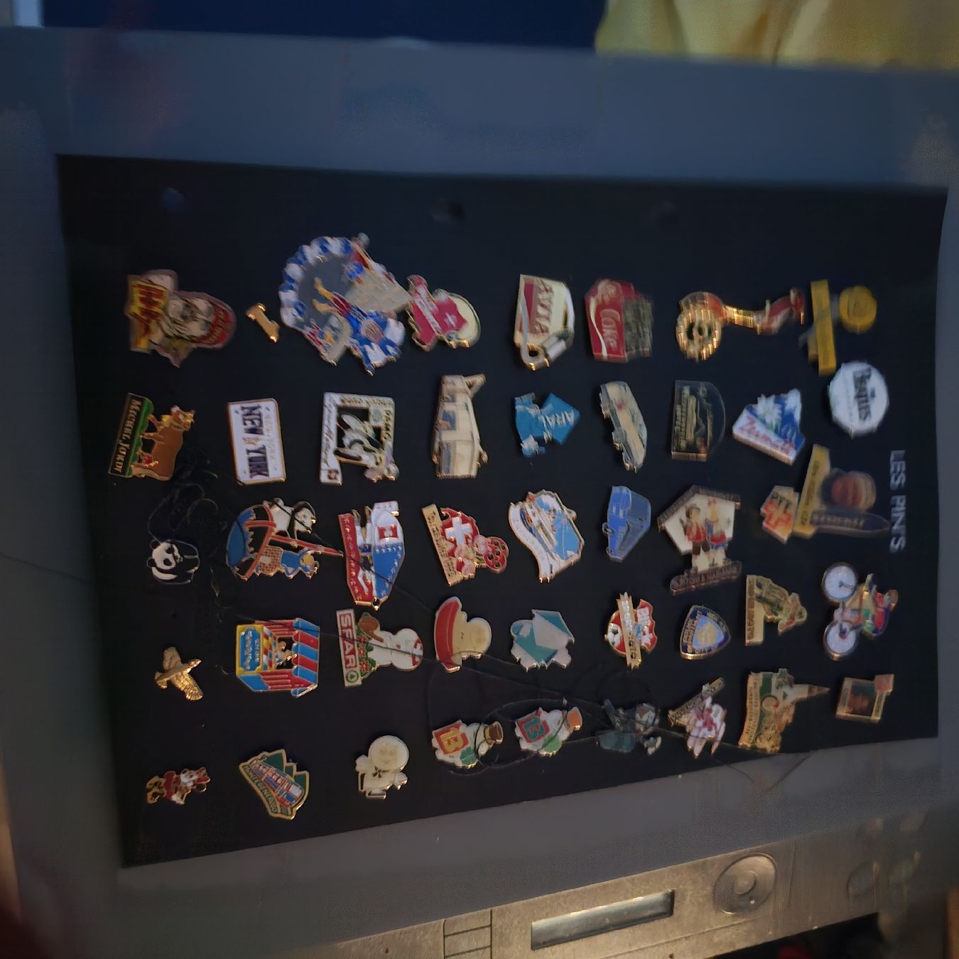Plaketten & Abzeichen: 100 stück  Pinsammlung  – Gebraucht aus wolfhalden von 46464646