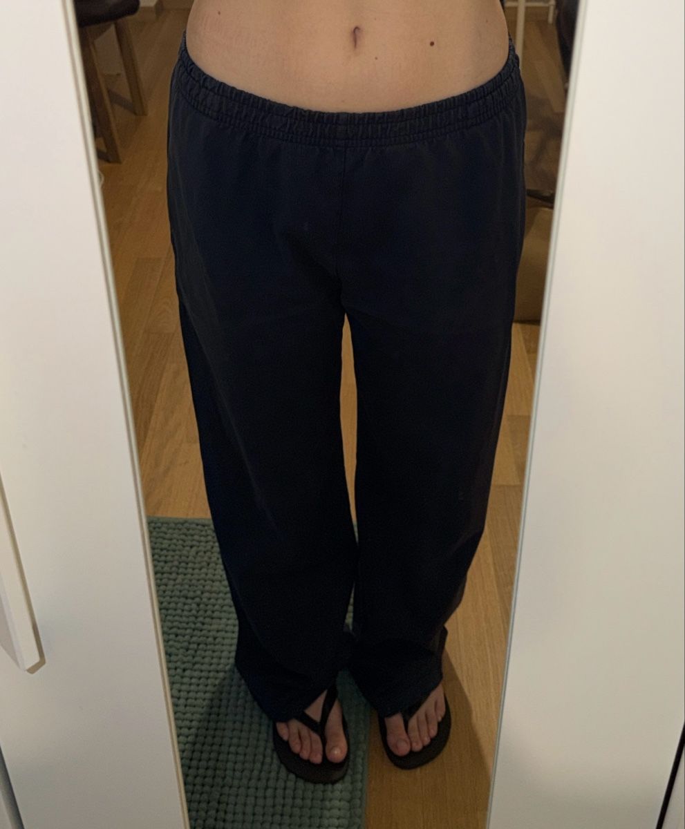 Brandy Melville Pantaloni: NAVY BRANDY MELVILLE PANTS – Usato da Genève venduto da yav_9r9f