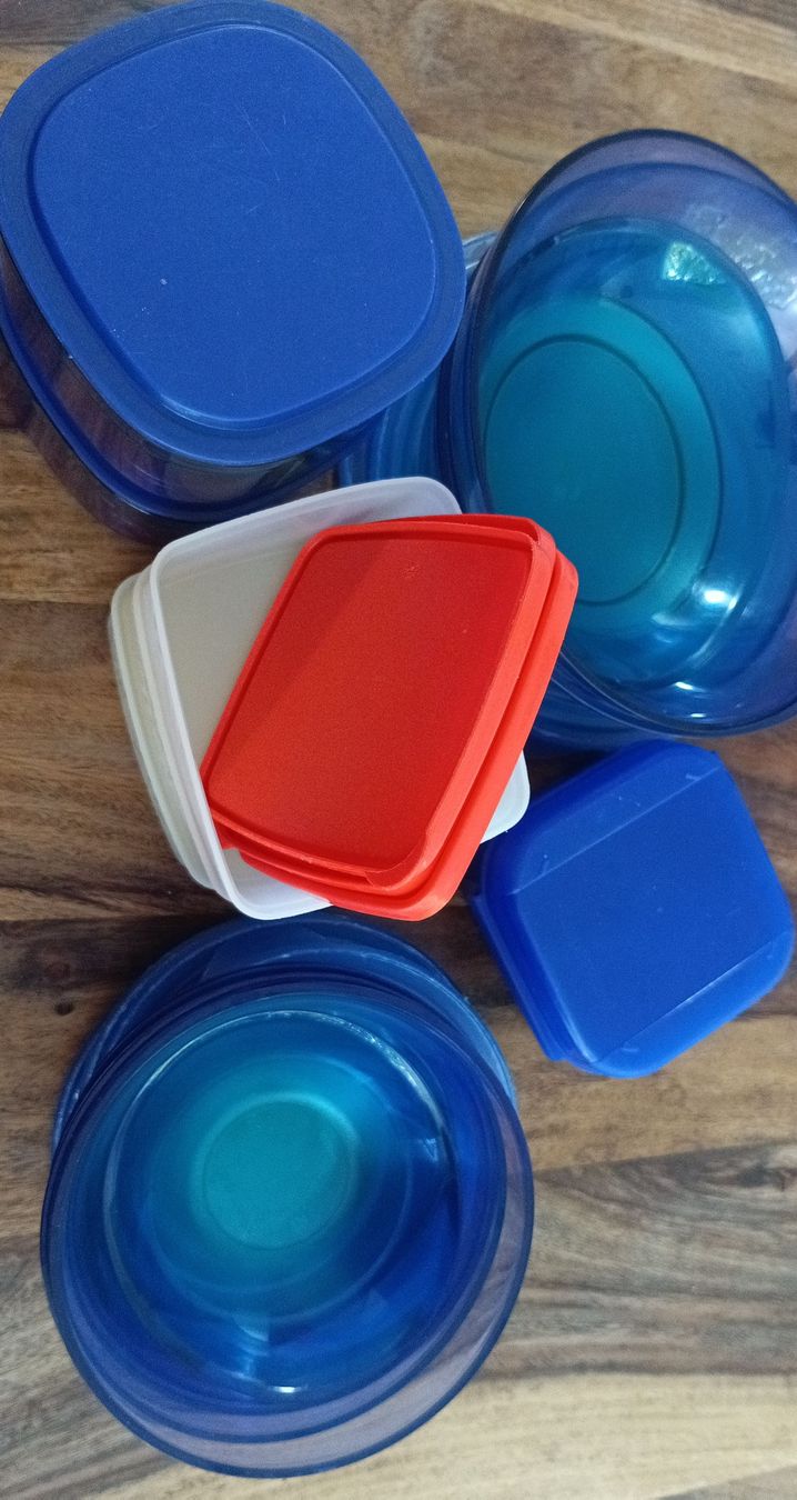 Tupperware Contenitori & Simili: Tupperware Set Behälter mit Deckel bunt gebraucht – Usato da Galgenen venduto da Suemmeli