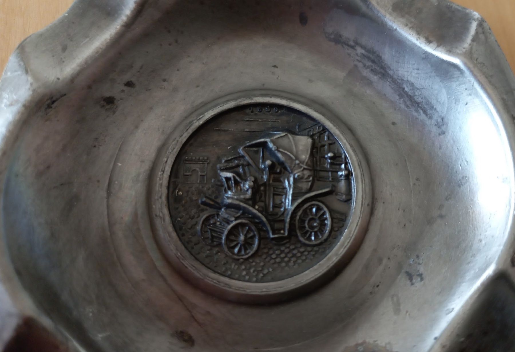 Aschenbecher: Cendrier en argent avec auto / Aschenbecher Silber mit Auto – Gebraucht aus Porrentruy von Baggionoha19 2