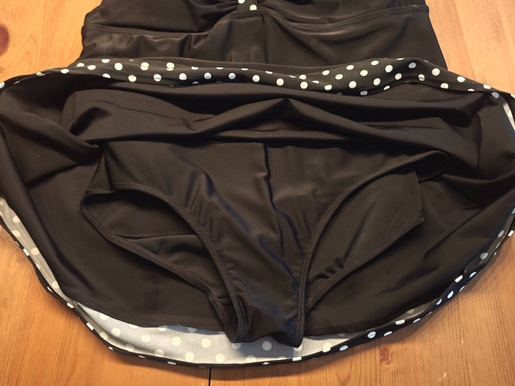 Costumi da bagno & Bikini: Badeanzug mit integriertem Röckchen schwarz/weiss – Usato da Zetzwil venduto da bugkeeper 3