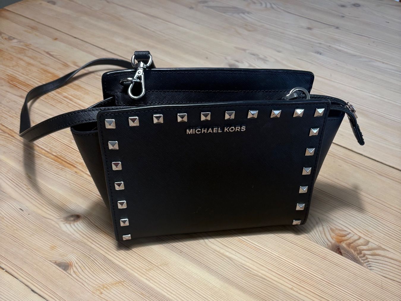 Michael Kors Taschen für Damen: Michael Kors black handbag with silver studs - chic! – Gebraucht aus Biel/Bienne von tam_r52h