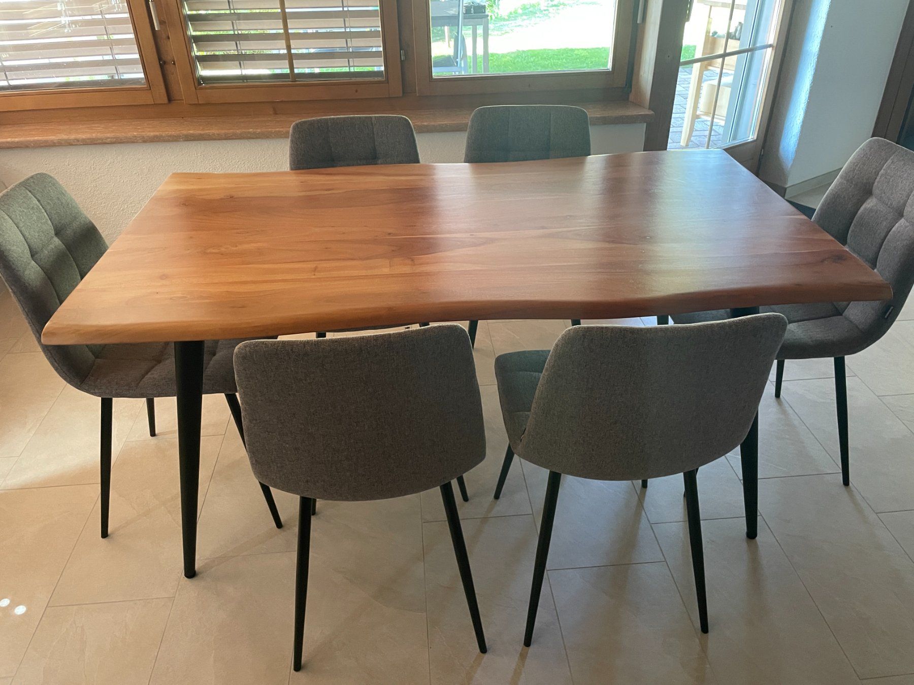 Tavoli: Esstisch - Akazienholz mit Baumkante – Usato da Schmerikon venduto da die_8b8m