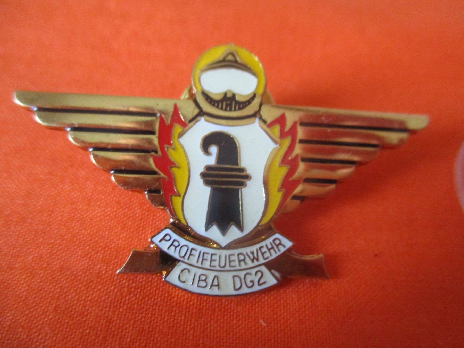 Plaquettes & Badges: Pin Abzeichen Profi Feuerwehr Ciba – D'occasion à Birsfelden par alles-muss-raus 1