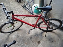 Rotes Mountainbike mit Rock Shox Federgabel 