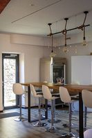 Tavolo in legno massello anche sgabelli 10 sgabelli 