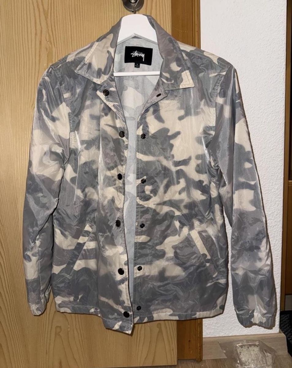 Stüssy Vestes: Stussy Jacke weiss grauem Tarnmuster  – D'occasion à Triesenberg par elfchen96 2
