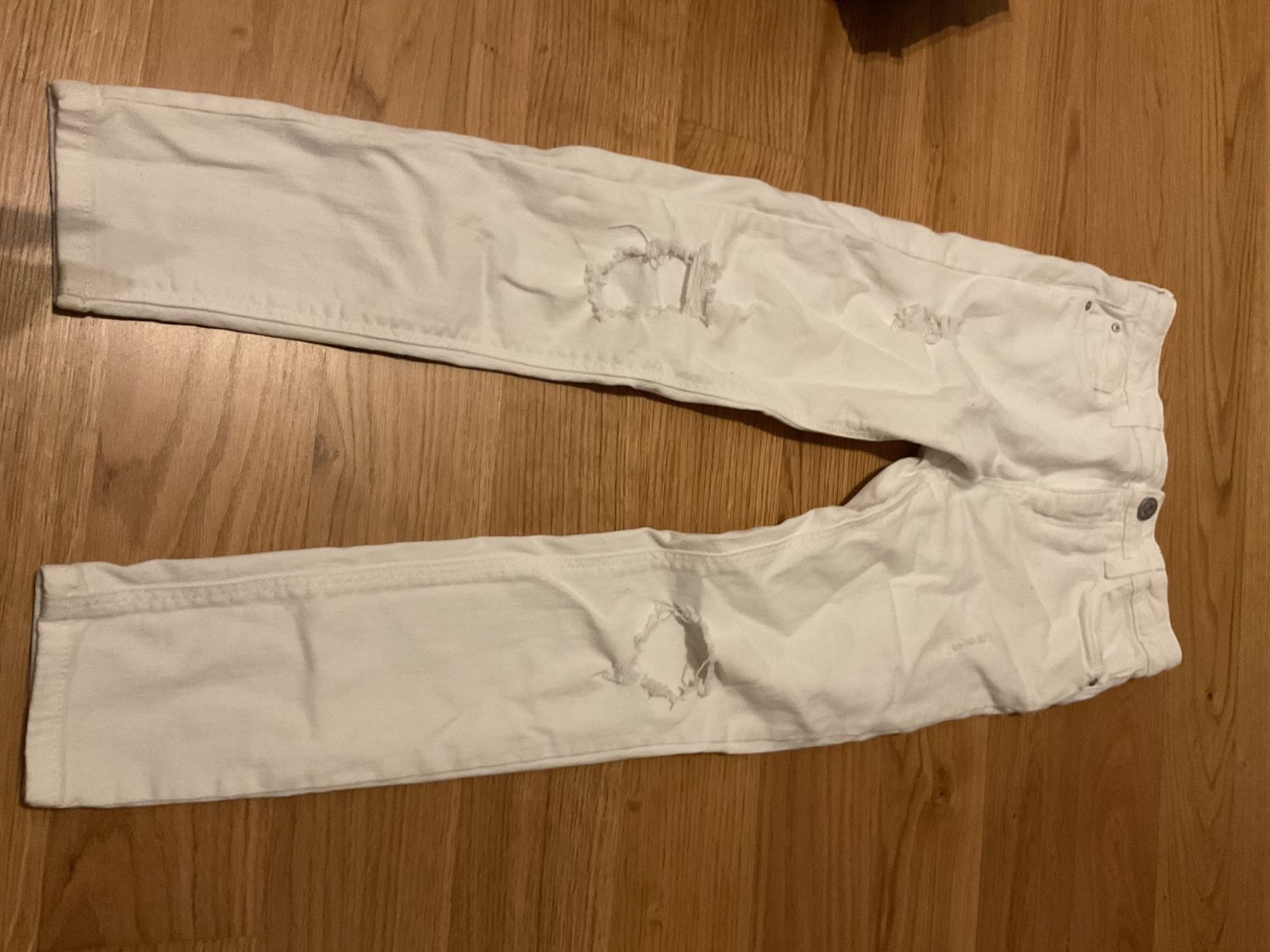 H&M Pantaloni: Weisse Sommer Jeans mit Löchern – Usato da Pfeffingen venduto da Marc4148