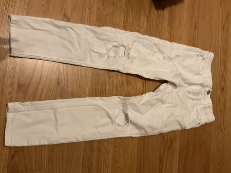 Weisse Sommer Jeans mit Löchern