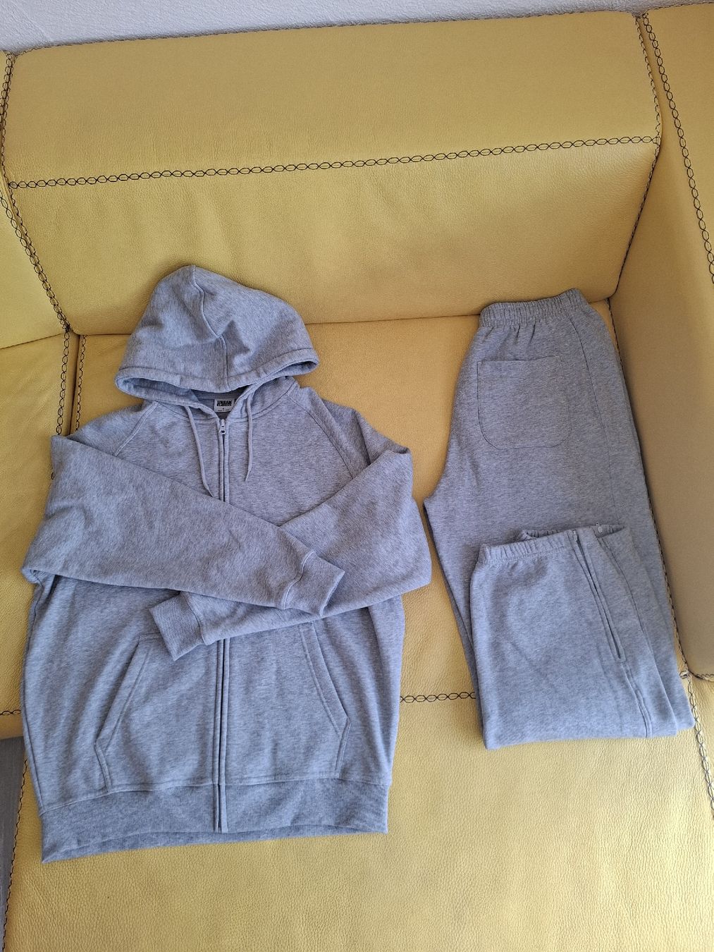 Pullover & Sweatshirts: URBAN CLASSICS  sweat zippé + pantalon – Gebraucht aus Moutier von kiki0608