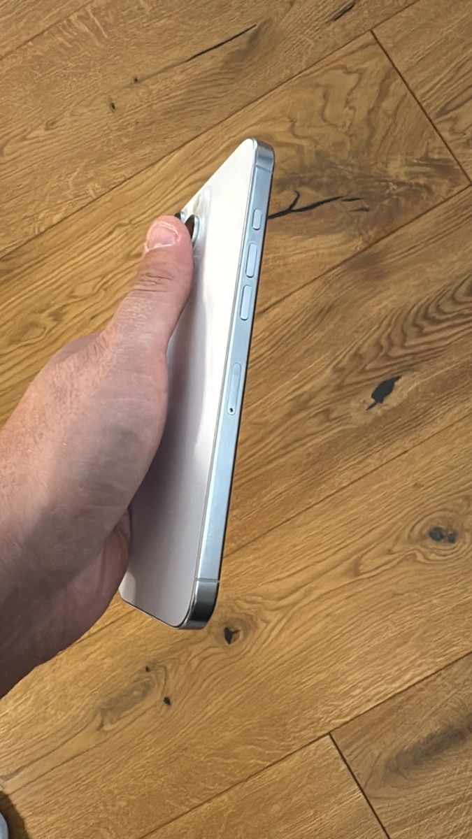 Apple Telefoni cellulari / Smartphones: iPhone 16 pro max – Usato da Delémont venduto da vil_267l 2