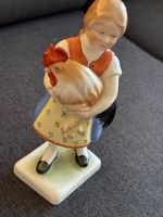 Herend Porzellanfigur Mädchen mit Huhn/Hahn – handbemalt 