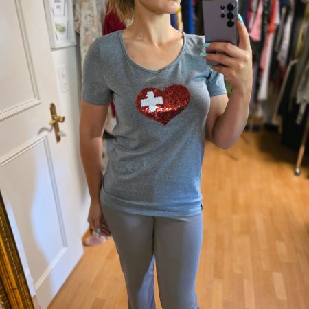 T-Shirt mit Paillettenherz mit Schweizerkreuz Gr. 40❤️