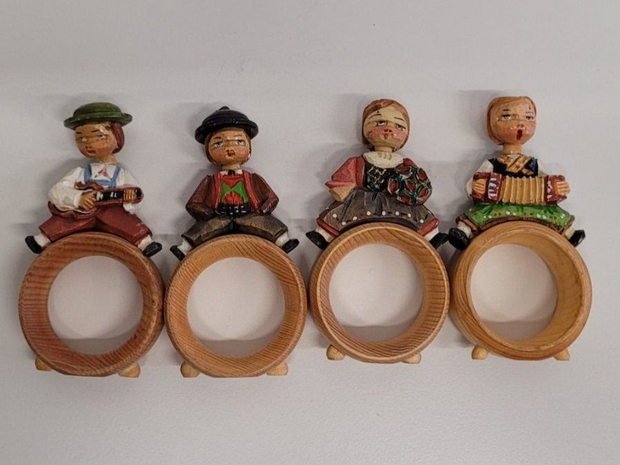 Sonstige Dekorationen & Accessoires: 4 Serviettenringe, geschnitzt – Neu (gemäss Beschreibung) aus Brienz BE von P.Edelweiss