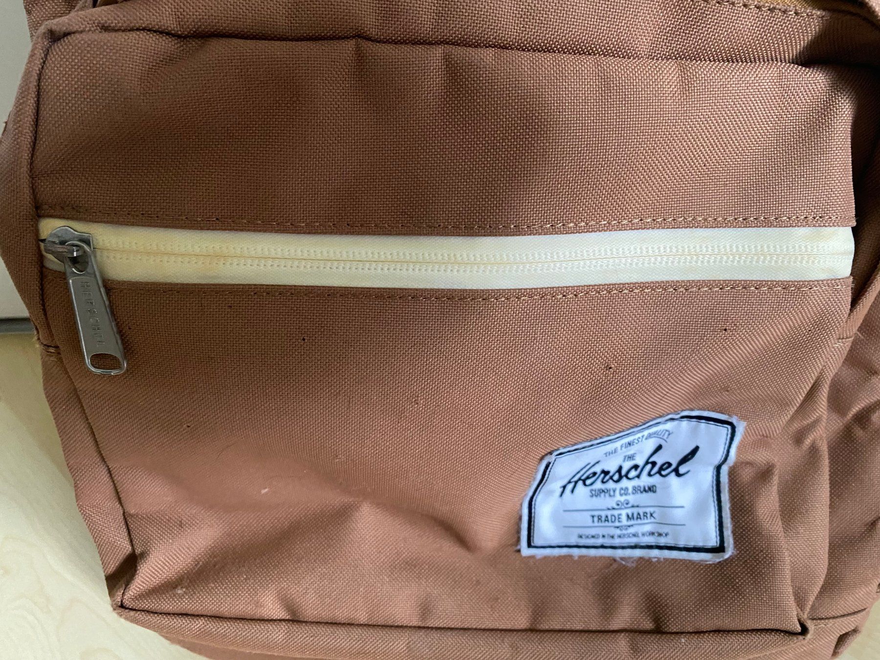 Herschel Zaini: Herschel Rucksack Beige – Usato da Pfungen venduto da car_7l8r 1