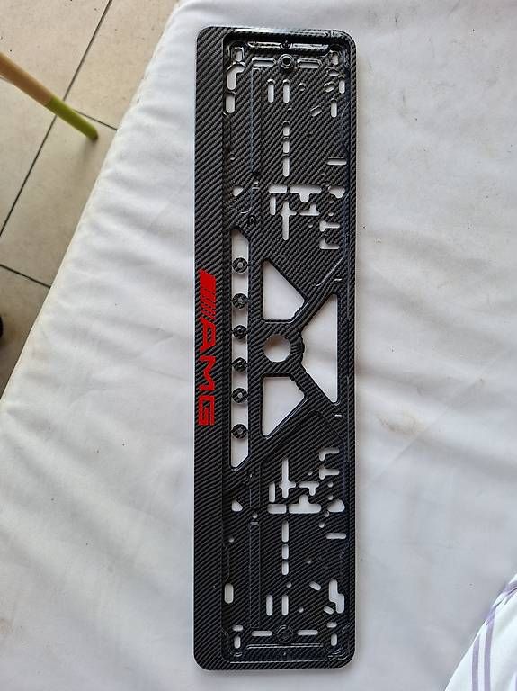 Insegne: Plaque immatriculation AMG carbone – Nuovo e nell'imballaggio originale da St-Sulpice VD venduto da Infswitzerland