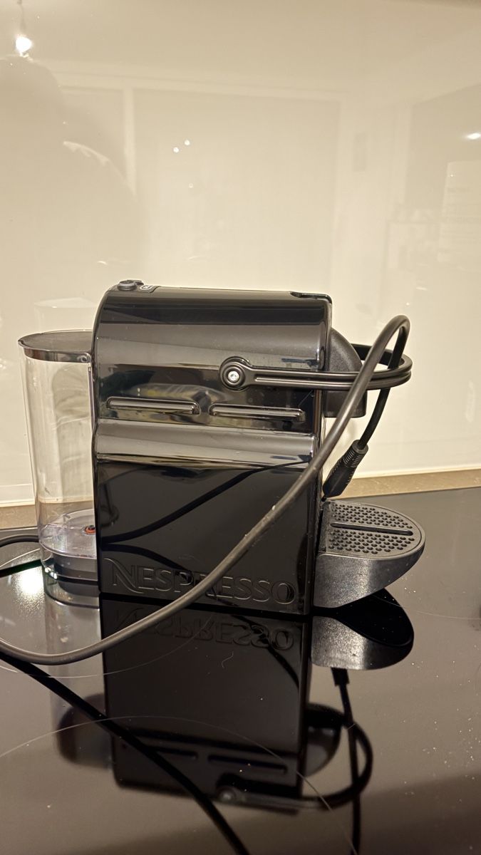 De'Longhi Macchine per caffè & Macchine per espresso: Kaffeemaschine Nespresso Pixie schwarz – Nuovo (secondo la descrizione) da Niederwangen BE venduto da davidb1193