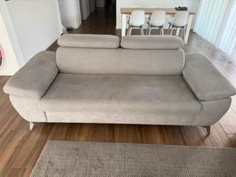 Gemütliche Couch in hellem Grau – perfekt für gemütliche ...