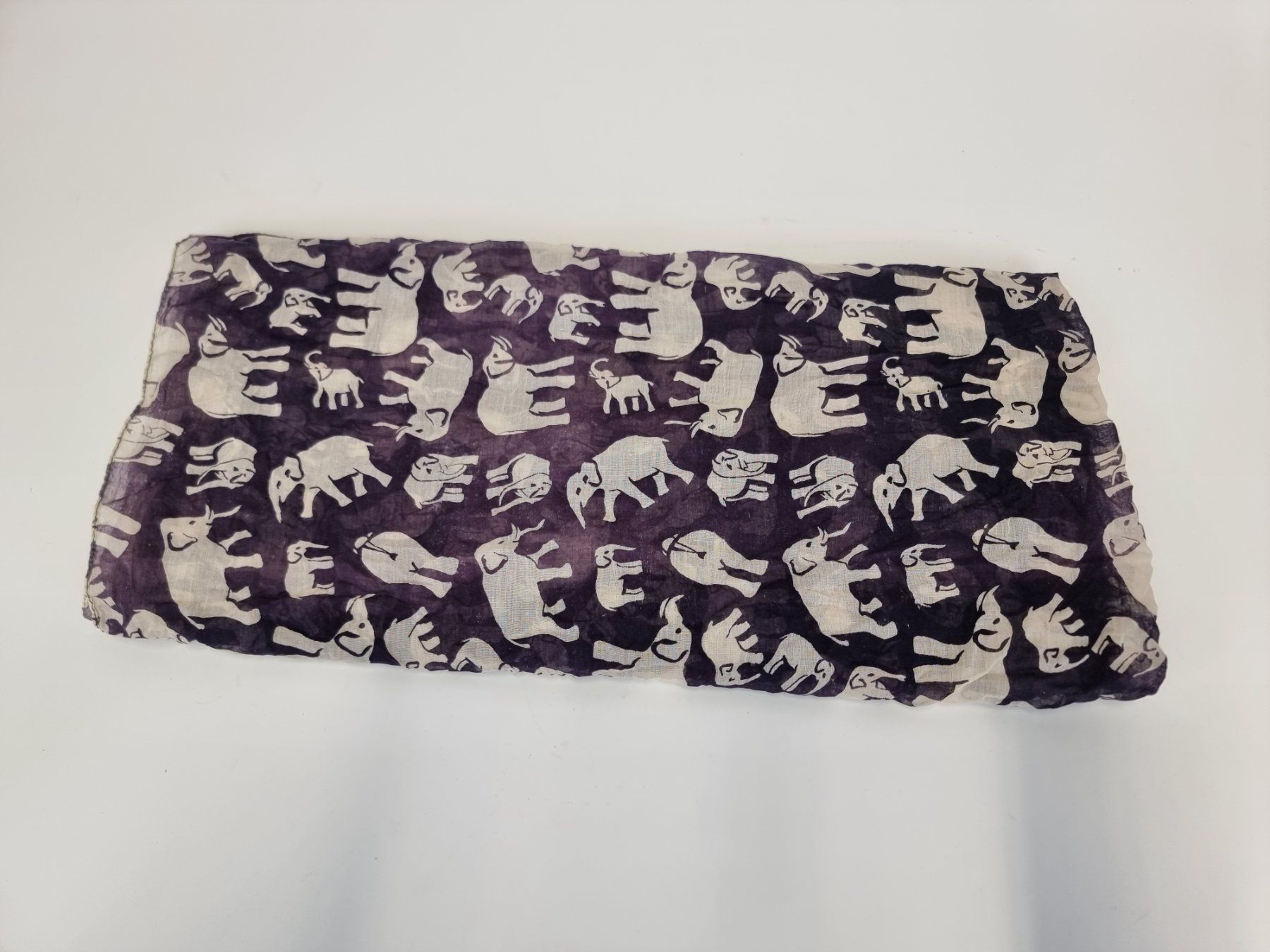 Foulard & Sciarpe: Schal mit Elefanten – Usato da Urtenen-Schönbühl venduto da Restwert_Schoenbuehl 3