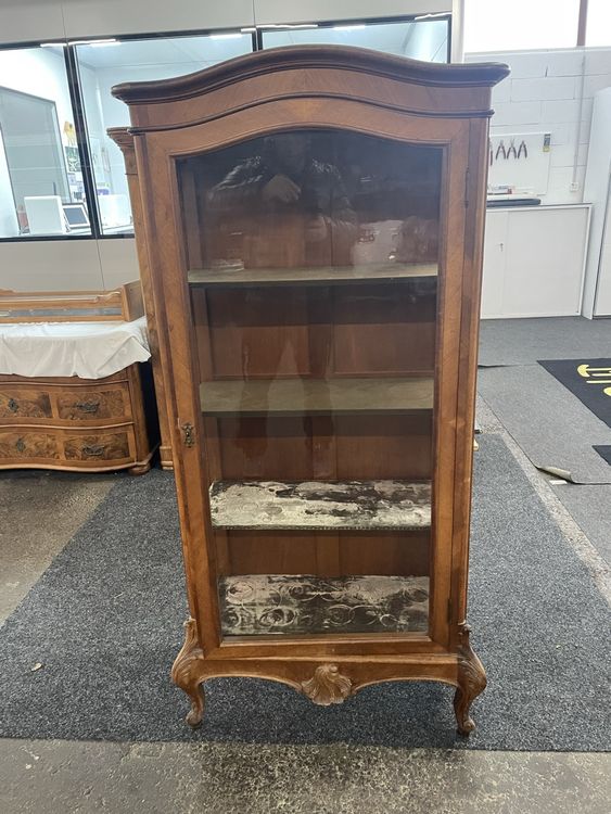 Vitrines: Antiker Vitrinenschrank Jugendstil Nussbaum massiv Verglasun – D'occasion à Volketswil par Edwiga01