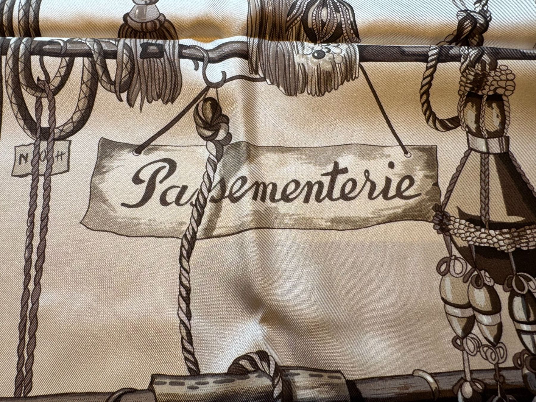 Hermès Foulards, Tücher & Schals: HERMÈS, a silk scarf, "Passmenterie" 1970s. – Neu (gemäss Beschreibung) aus Grund b. Gstaad von ReLuxe 7