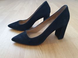 Schöner Pump schwarz wildleder