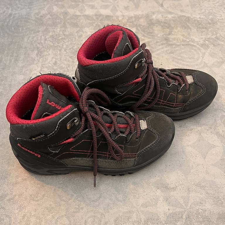 Chaussures garçon: Lowa Wanderschuhe Gr. 32 – D'occasion à Hochdorf par o0simone0o 2