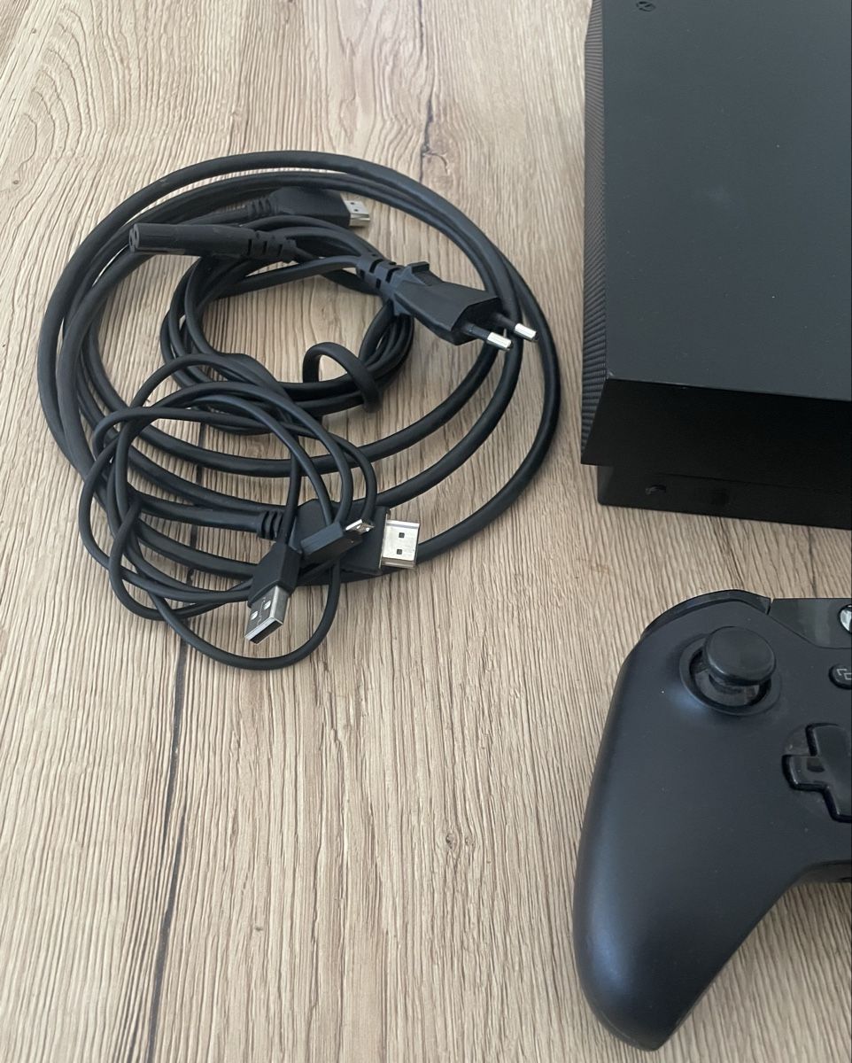 Microsoft Consoles: MICROSOFT X BOX ONE X – D'occasion à Plons par wartauchris 1