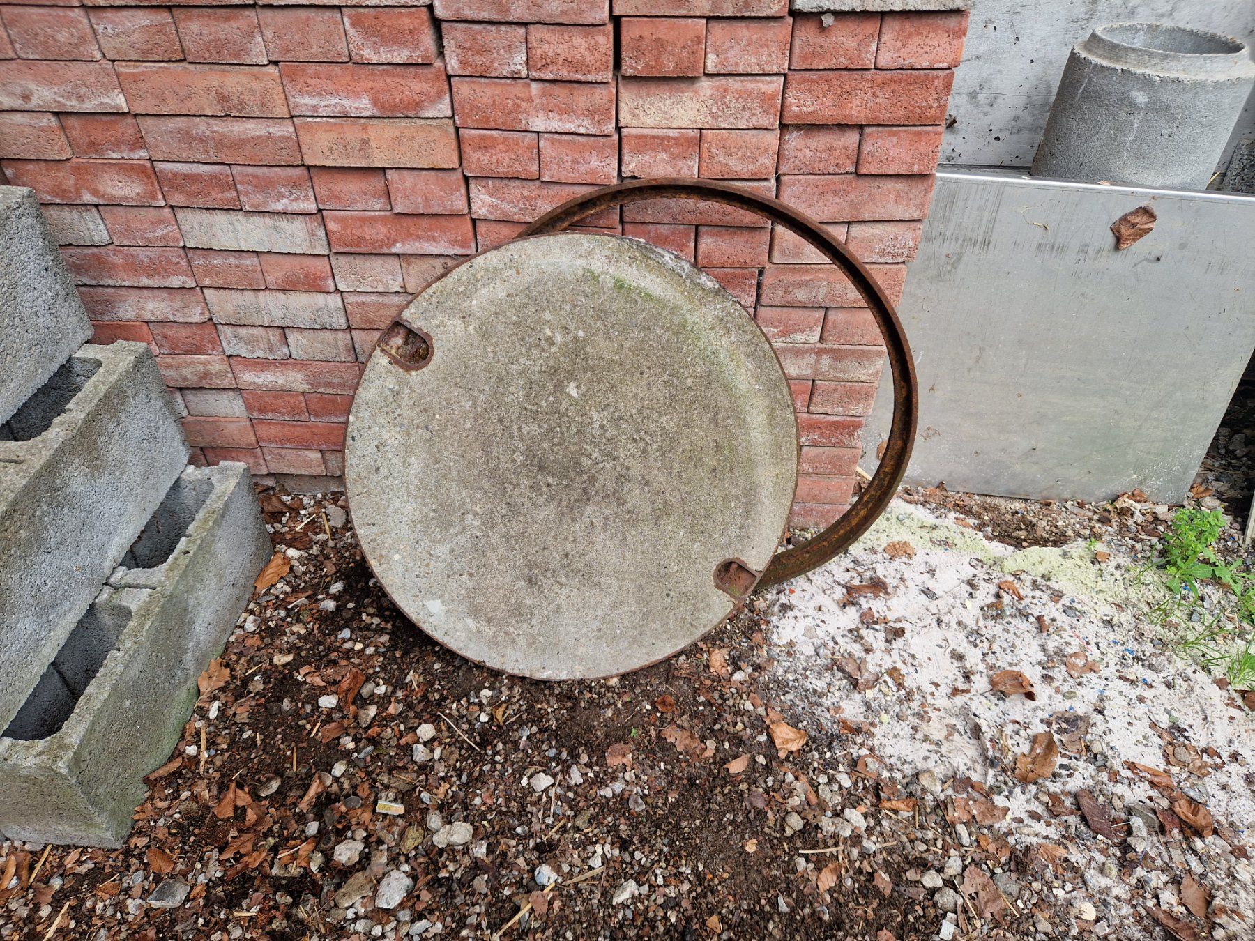 Altri materiali per l'edilizia: Gebrauchte Schachtabdeckung mit Rahmen, 60cm Durchmesser – Usato da Bonstetten venduto da adi_y8bn 1