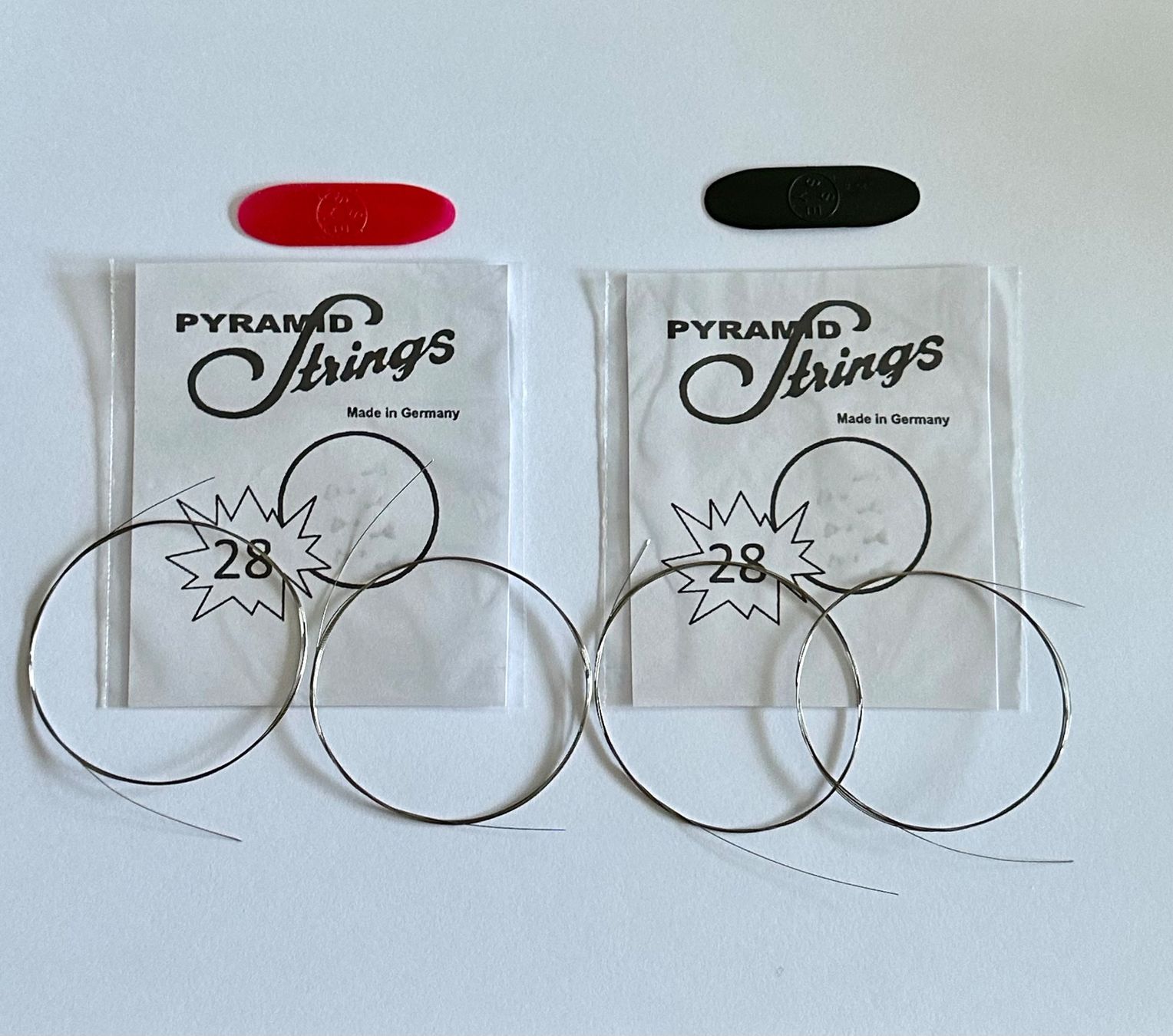 Musikinstrumente: Qifteli 4 Saiten + 2 Plektrum – Neu und originalverpackt aus Kirchberg SG von