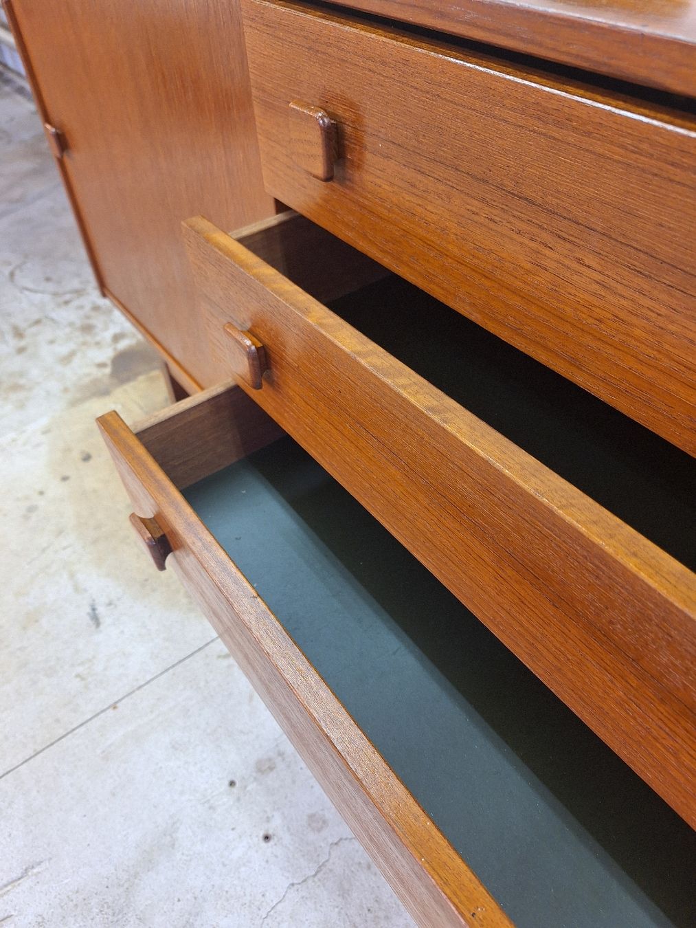 Cassettiere: Danish Teak Sideboard, Mid Century – Usato da Urtenen-Schönbühl venduto da Atelier21_bern 3