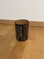 Pot décoratif noir avec motifs ajourés