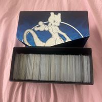 ~600 cartes Pokémon Énergie + boîte Mewtwo