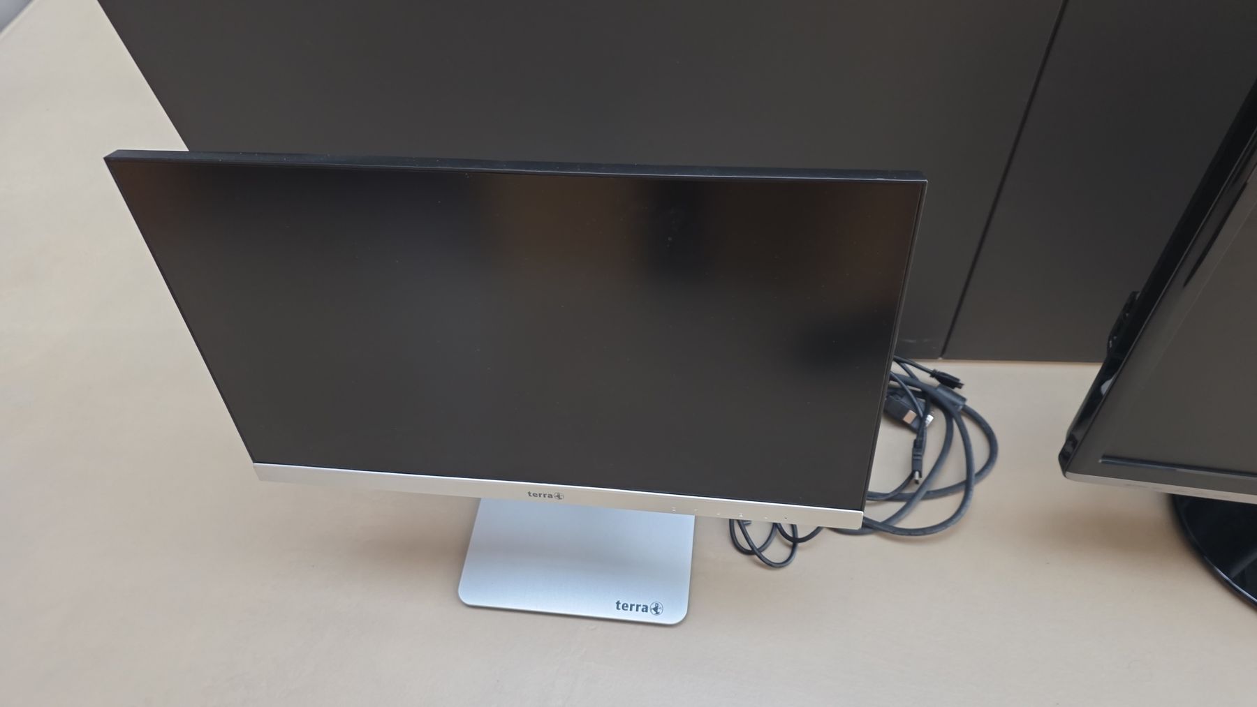 LG Monitor: 2 Bildschirme LG und terra – Usato da Nidau venduto da Inoxshop 1