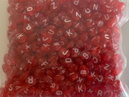 500 Stück Bastelperlen Buchstaben rot