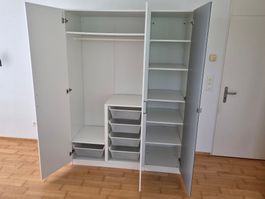 Schöner weisser Kleiderschrank mit Spiegel in gutem Zustand