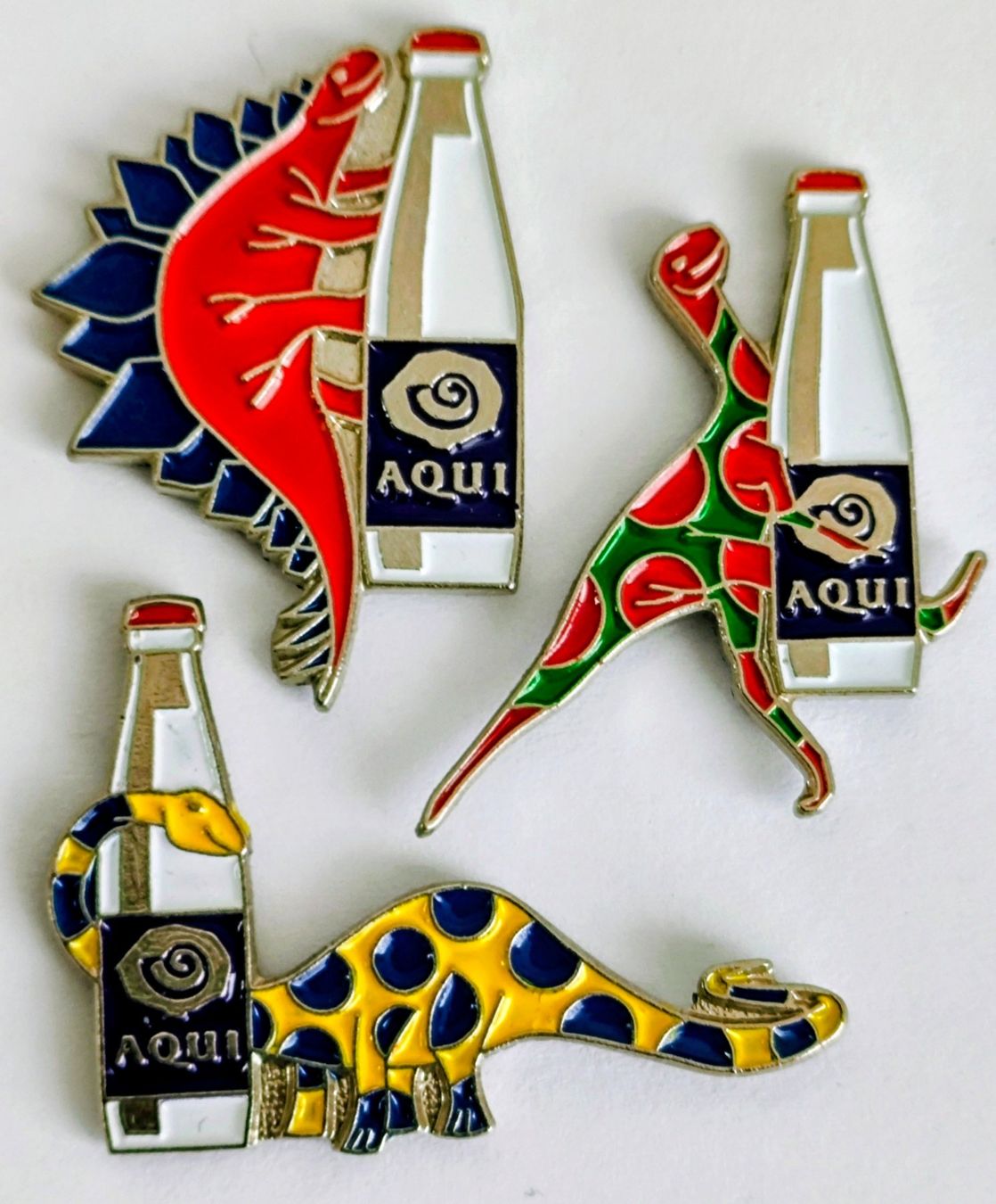 Placchette & Badge: 3 Pin Aqui  mit Dinosaurier – Usato da Pfäffikon ZH venduto da Colacity