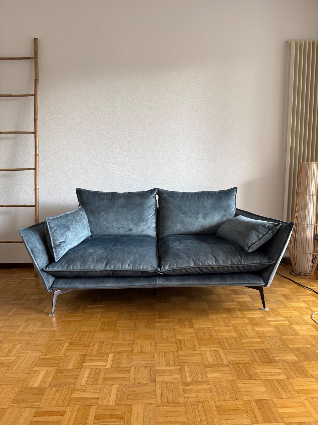 Pfister Sofas: Sofa blau Samt 2-Sitzer guter Zustand – D'occasion à Kilchberg ZH par Torch2 2
