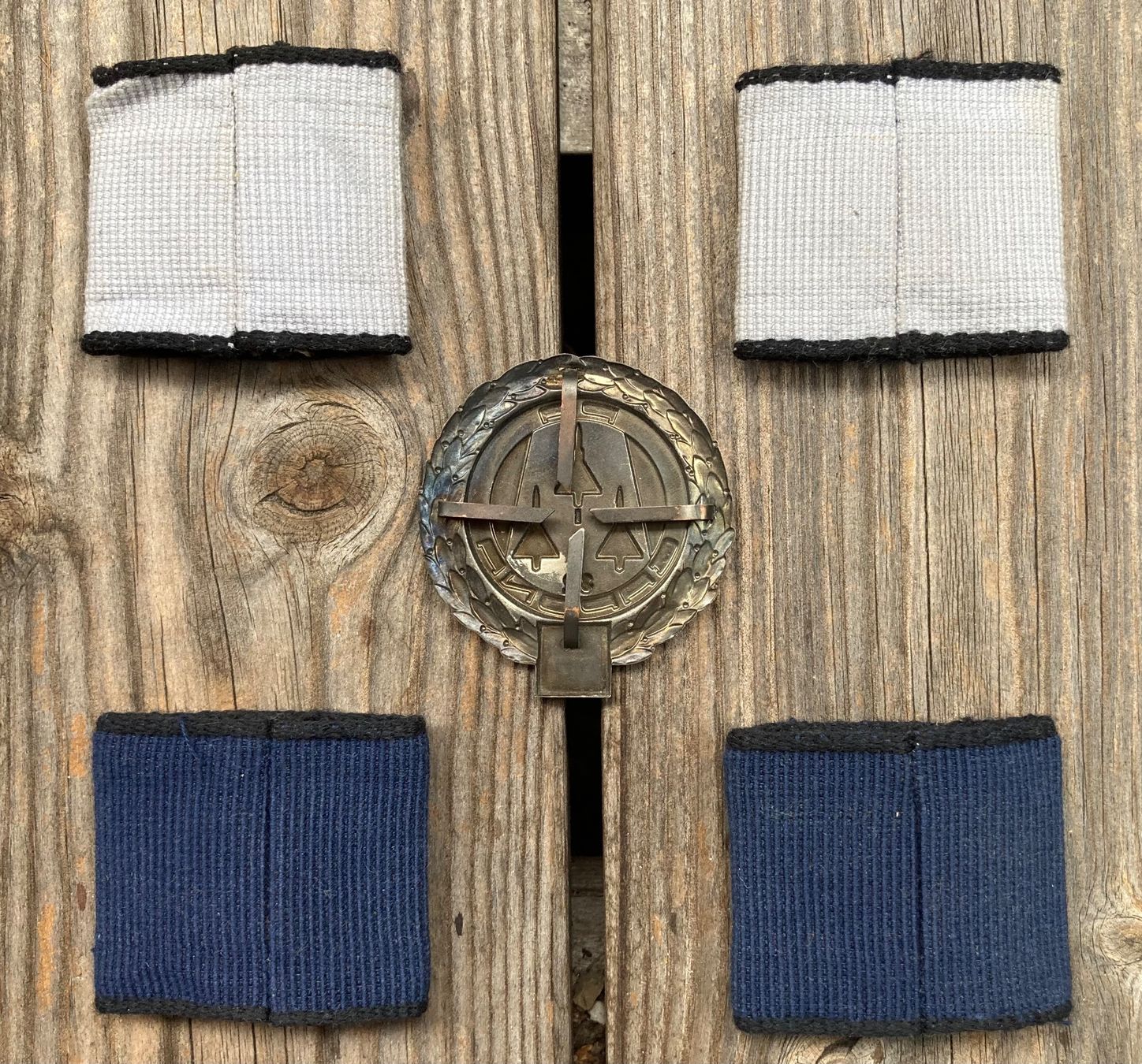 Schweizer Armee Toppe: 4 Schulterpatten und 1 Aufnäher der Schweizer Luftwaffe – Usato da Lüchingen venduto da Eeizo 1