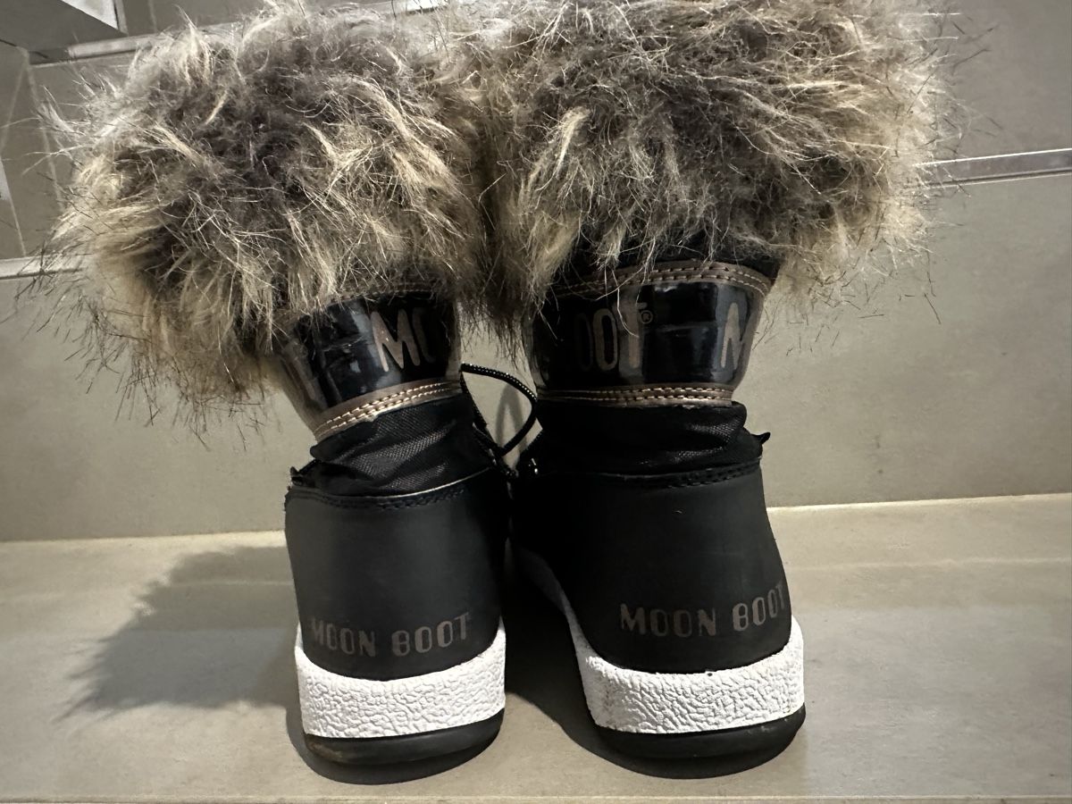 Moon Boot Scarpe per ragazze: Moon Boot Gr.37 Winterstiefel mit Fellrand Schwarz – Usato da Blauen venduto da Schneider1185 1