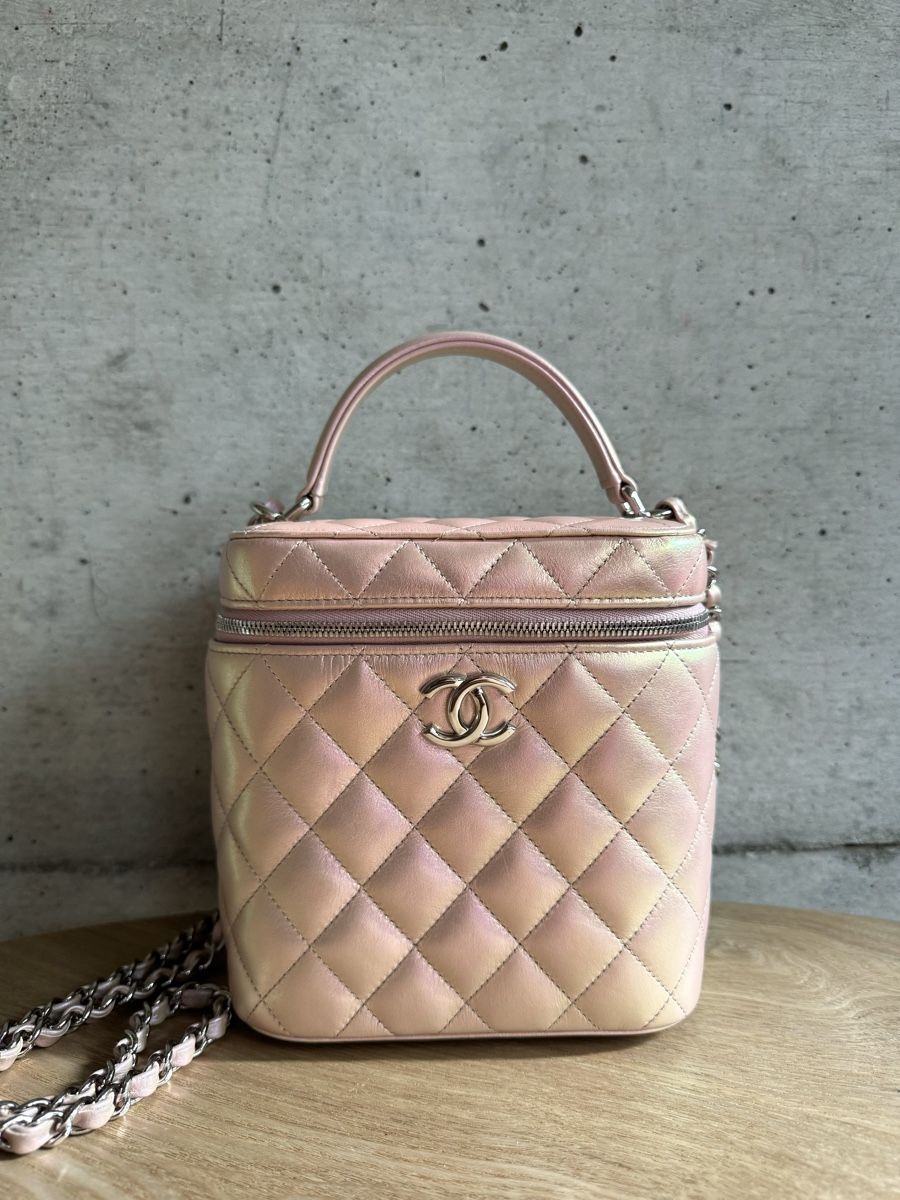 Chanel Taschen für Damen: CHANEL Iridescent Quilted Top Handle Vanity Sac Tasche – Neu (gemäss Beschreibung) aus Kriens von hannaandkiko 1