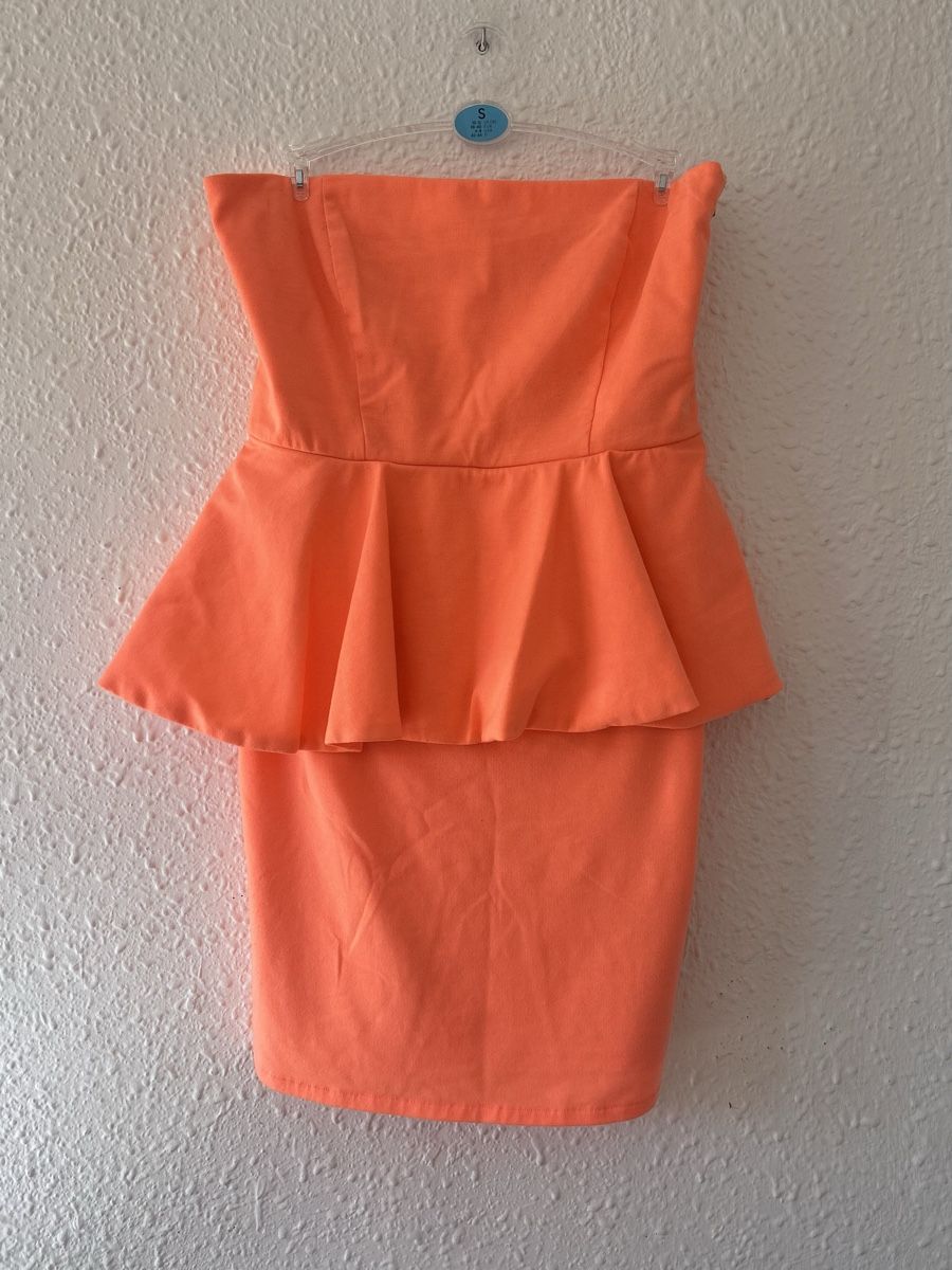 Stradivarius Robes: Robe puplum, corail flashy, Stradivarius, taille S – D'occasion à Carouge GE par Emilynette