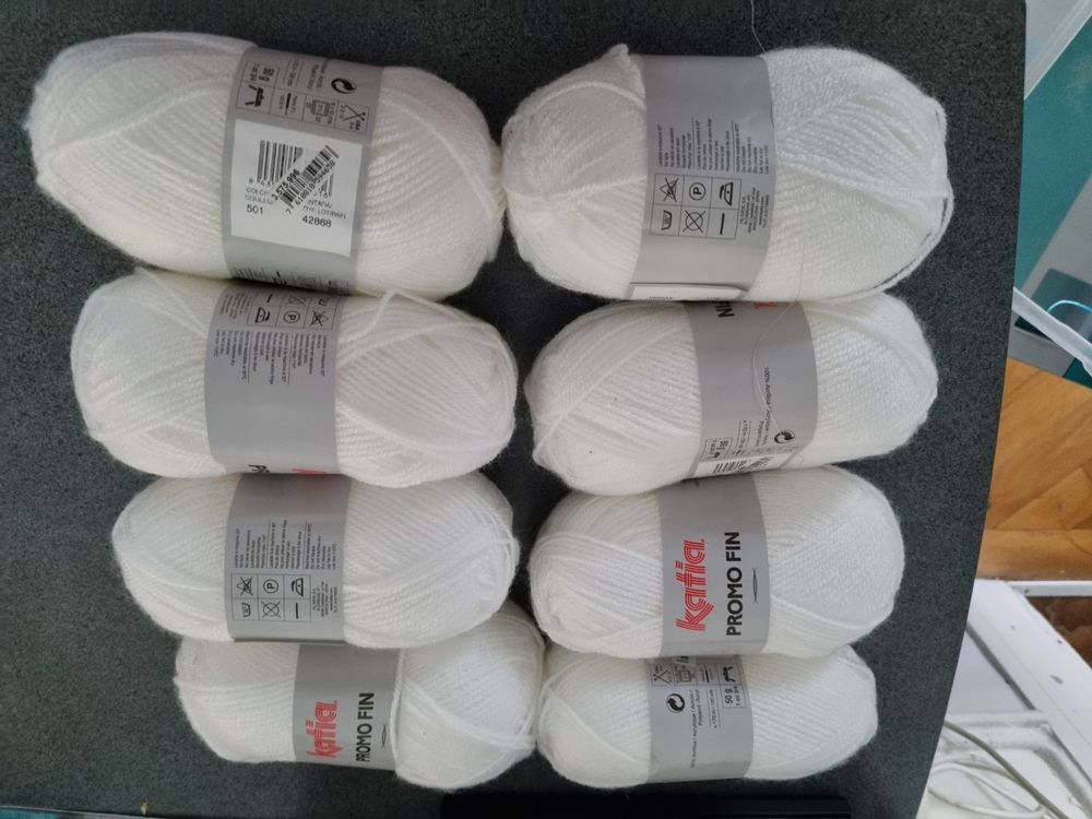 pelotes de laine blanche