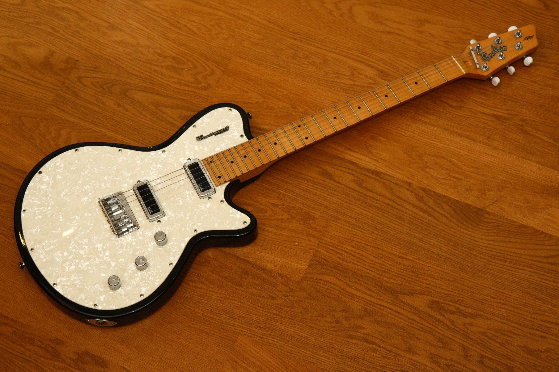 Godin Strumenti musicali: 1999 Godin Radiator Schwarz & Perlmut mit Flame Maple Neck – Usato da Küssnacht am Rigi venduto da Nexovox