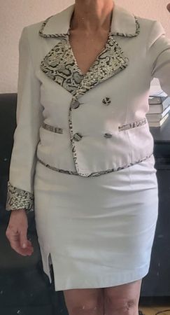 Veste et jupe en cuir.