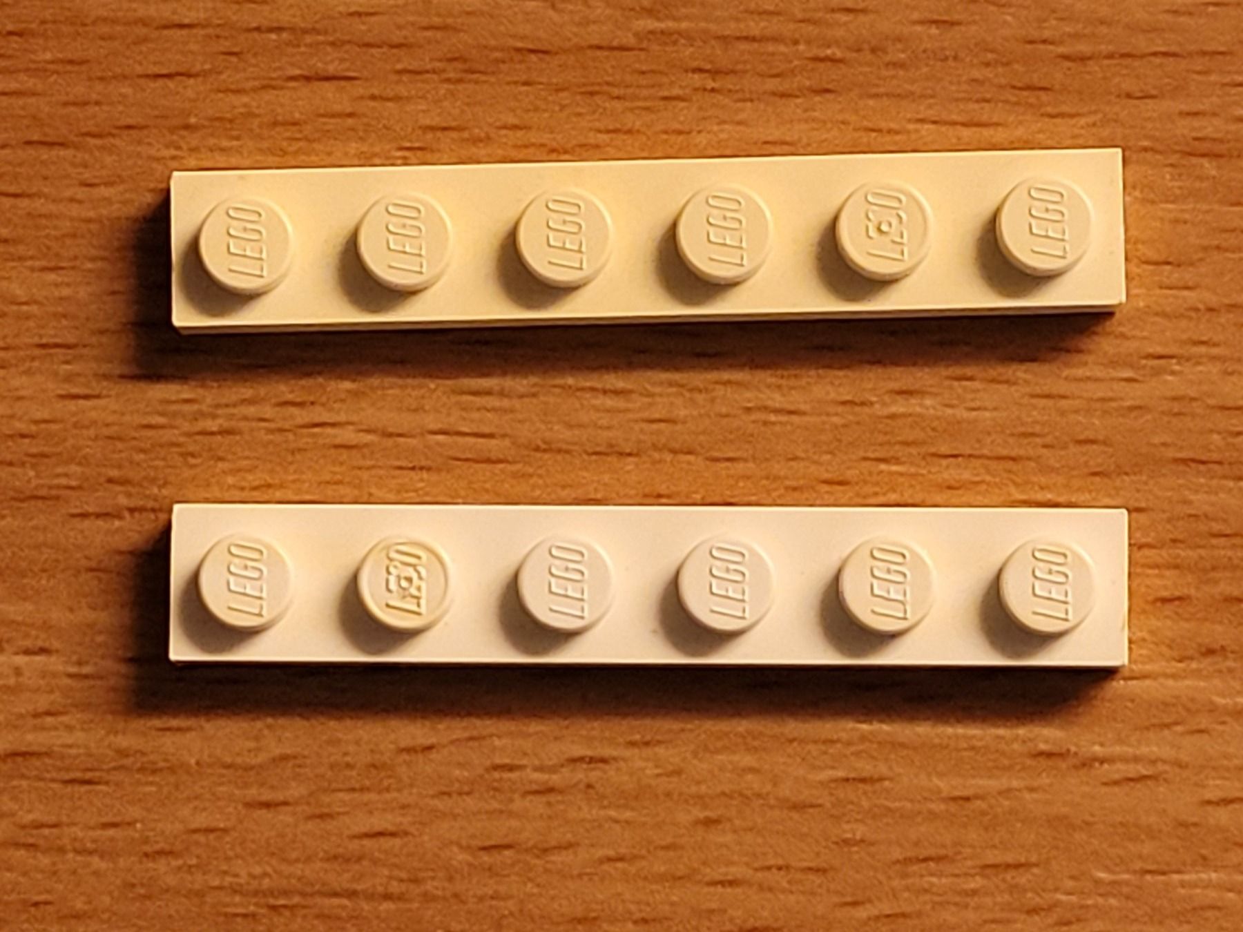 Lego Kit di costruzioni: Lego - 2 pièces blanches plates à 6 tenons – Usato da Payerne venduto da tintin08