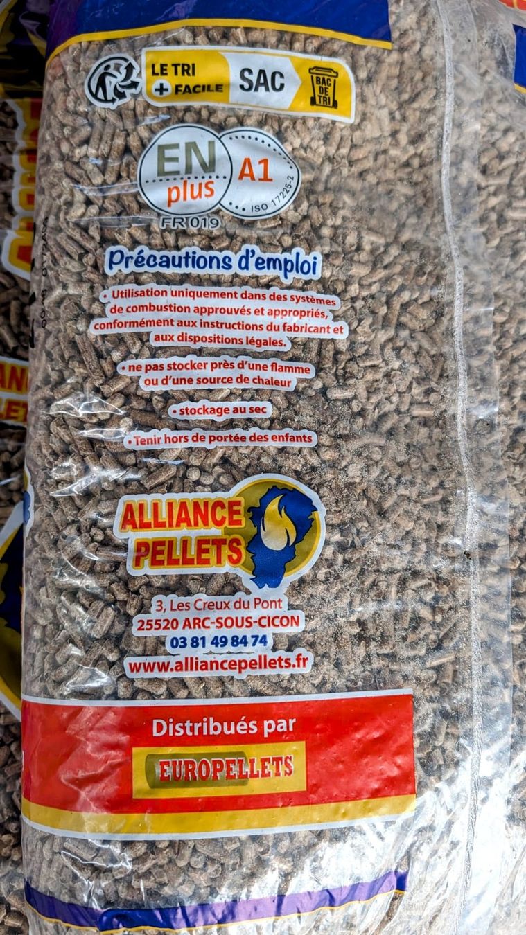 Articoli in legno: Sacs de pellets à vendre – Usato da Vétroz venduto da Polygroup 3