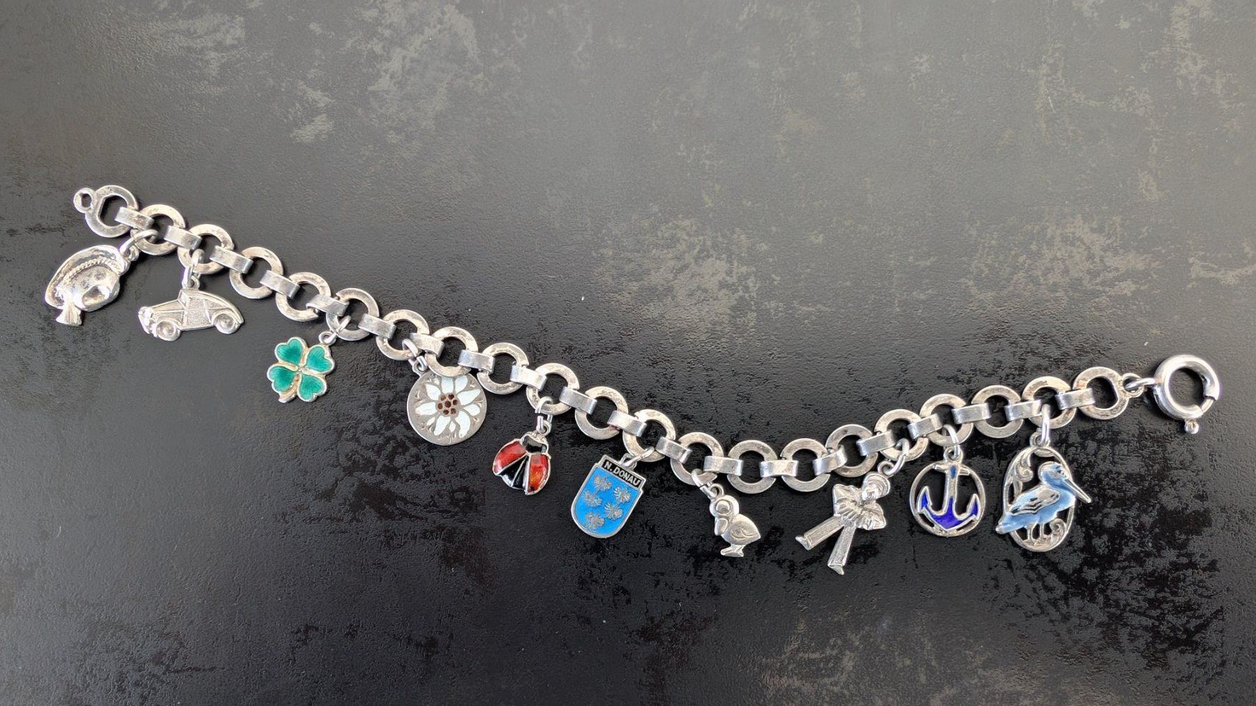 Bracciali & Braccialetti: Silber Bettelarmband mit 10 hübschen Anhängern. – Usato da Egg b. Zürich venduto da leroy711 1