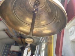 Cloche de vieille marine en bronze.